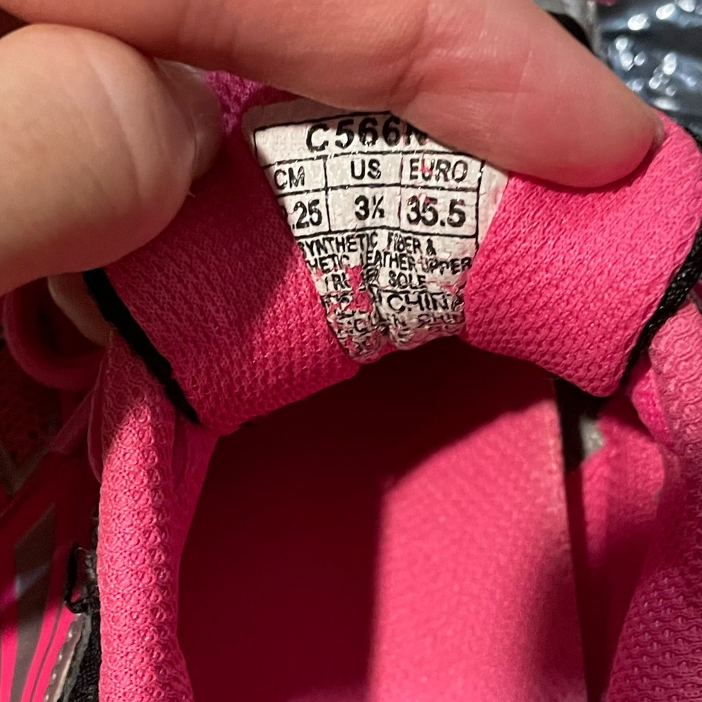 ๐ 5 for $25 ASICS pink and black running shoe - Picture 3 of 7